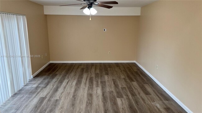 Building Photo - 119 Live Oak Ln