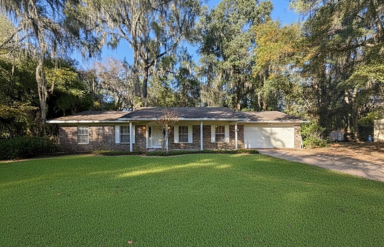 Comfortable SW Gainesville Home with Large Yard - Comfortable SW Gainesville Home with Large Yard
