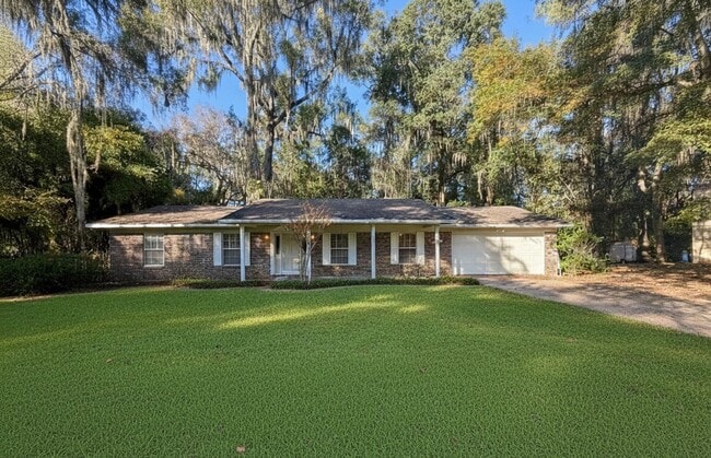 Comfortable SW Gainesville Home with Large Yard - Comfortable SW Gainesville Home with Large Yard