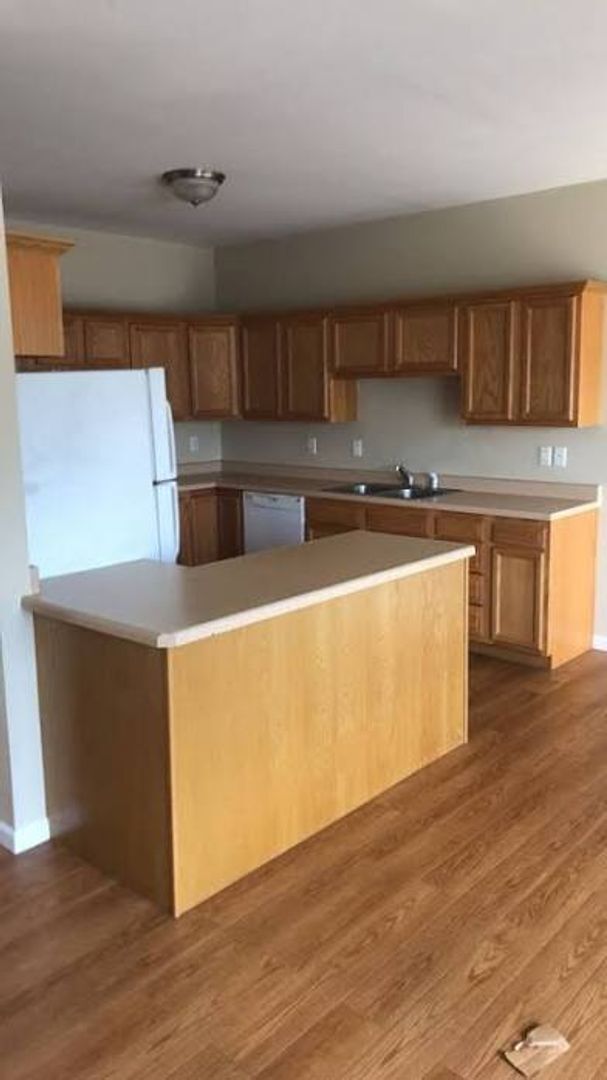 Foto del edificio - 3-Bedroom Townhome Available This July!