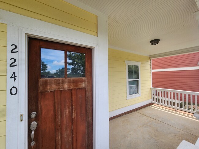 Foto del edificio - 2240 Lakeside Dr