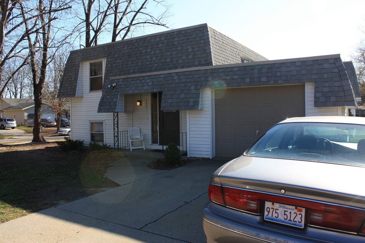 2455 Woodcliff Ln SE, Grand Rapids, MI 49546 House Rental in Grand