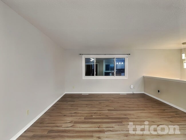 Building Photo - 6865 Buckingham Rd