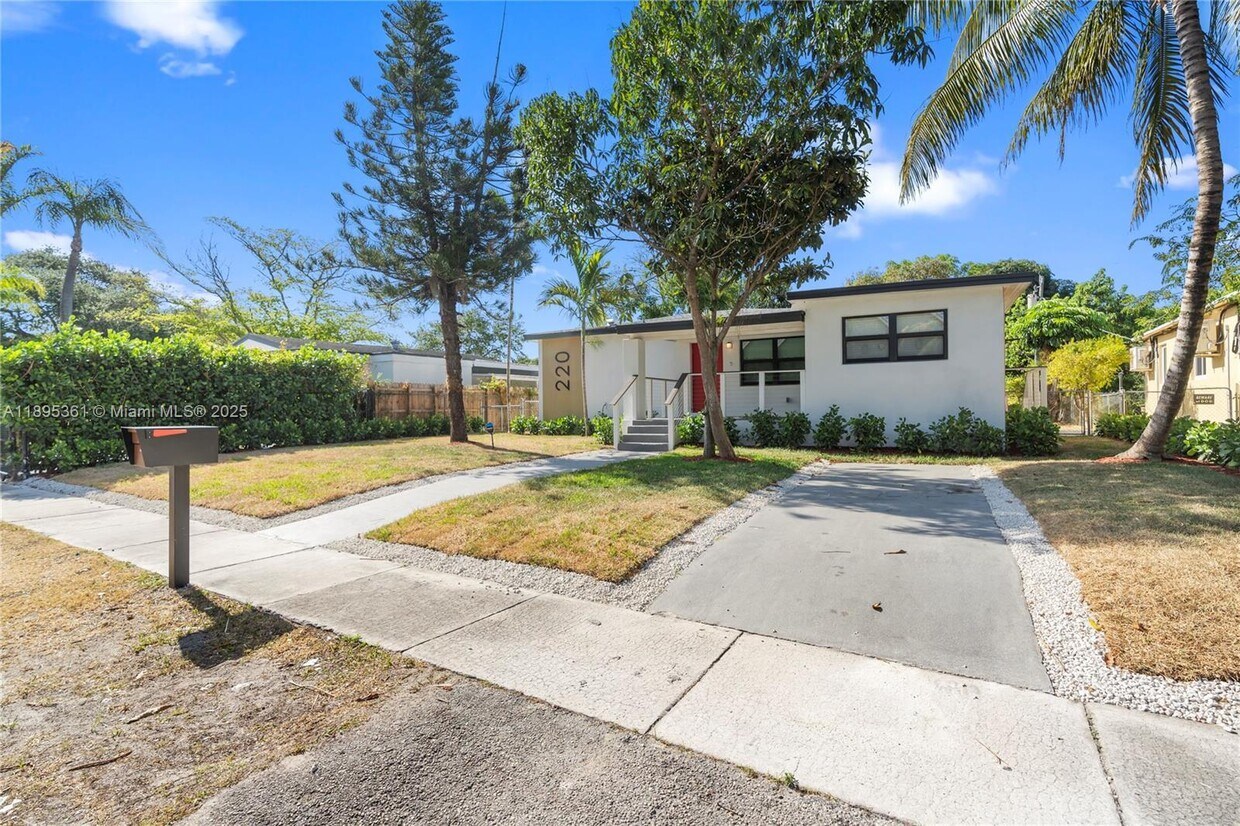 Foto principal - 220 NW 134th St