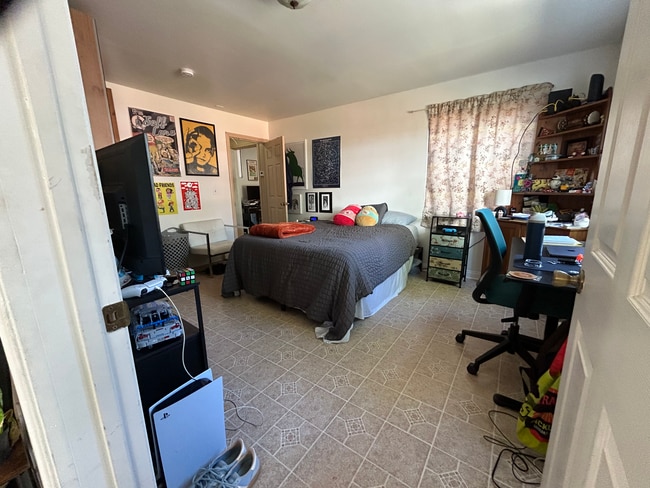 Building Photo - 3328 Military Ave