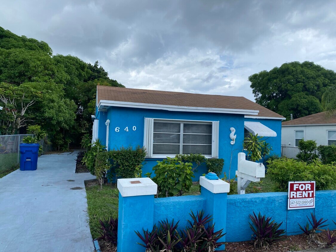 Foto principal - 640 W 2nd St