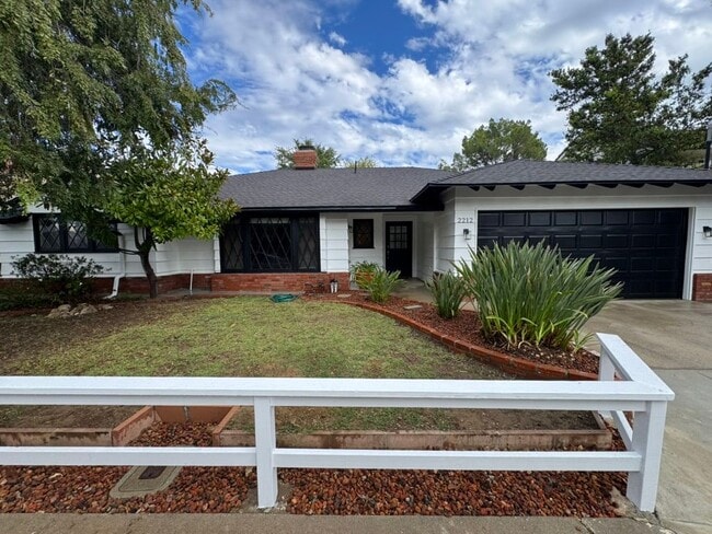 Building Photo - 2212 Linda Flora Dr