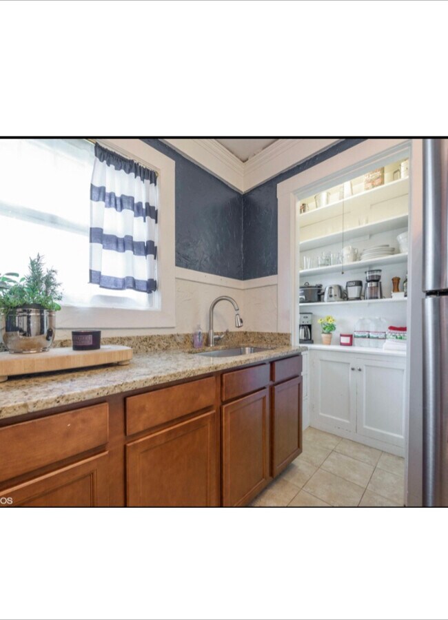 Kitchen toward pantry - 1114 Lake Shore Blvd