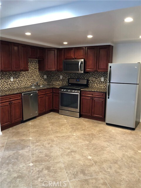 Foto principal - 6913 De Soto Ave