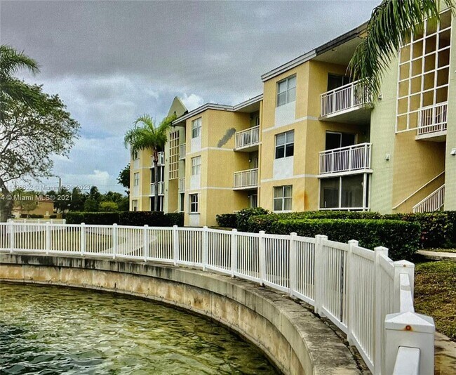 Foto del edificio - 8670 SW 212th St