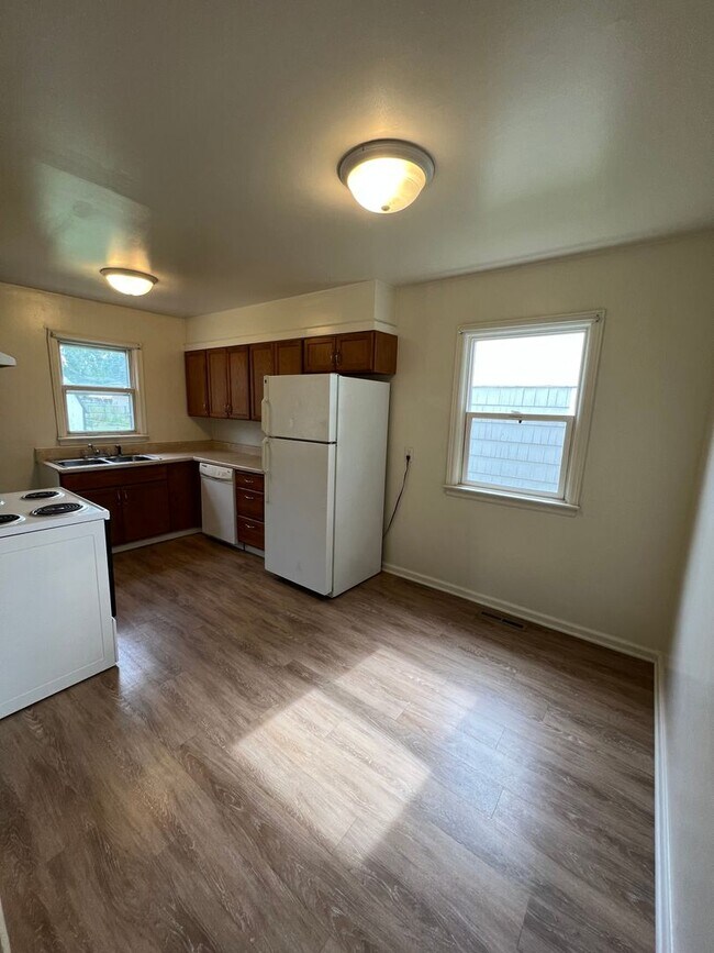 Building Photo - 2 Bedroom Single Family home with Large Fe...