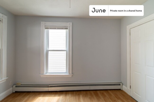 Building Photo - Private bedroom in 3 bed/1 bath Home