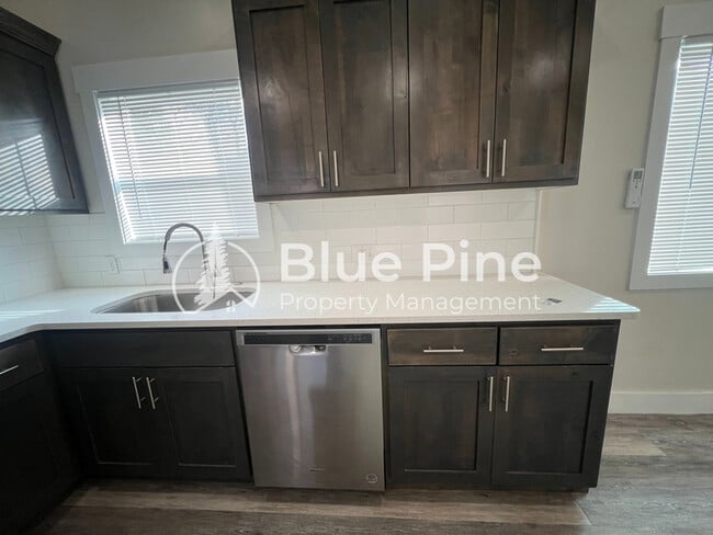 Building Photo - 323 Gladstone St