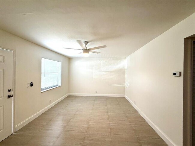 Foto del edificio - 607 NE 29th Dr
