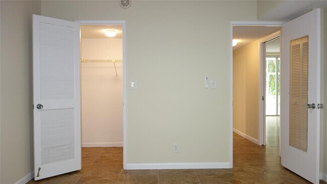 Foto del edificio - 3850 Oaks Clubhouse Dr