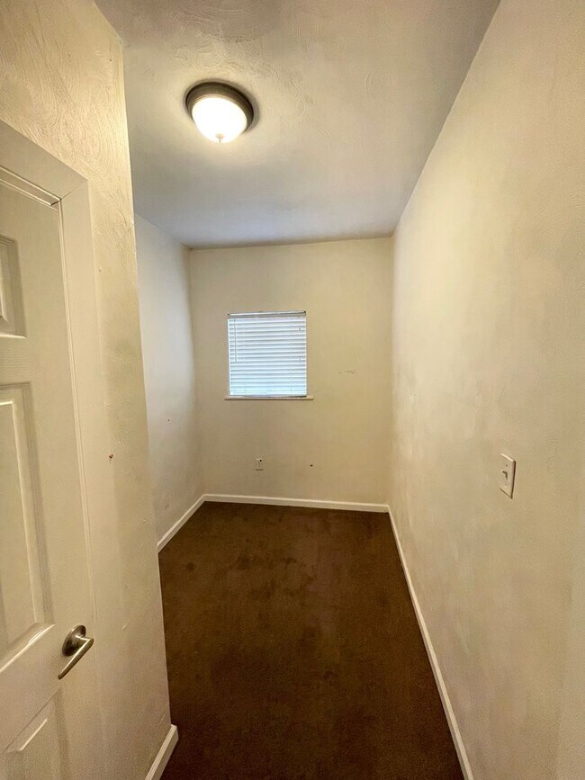 Foto del edificio - Flexible Move in Dates!- Updated 3 or 4 Be...