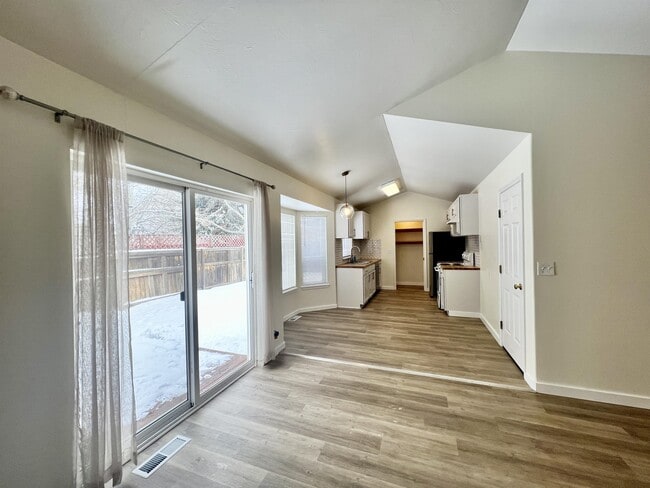 Building Photo - 304 Prairie Ave