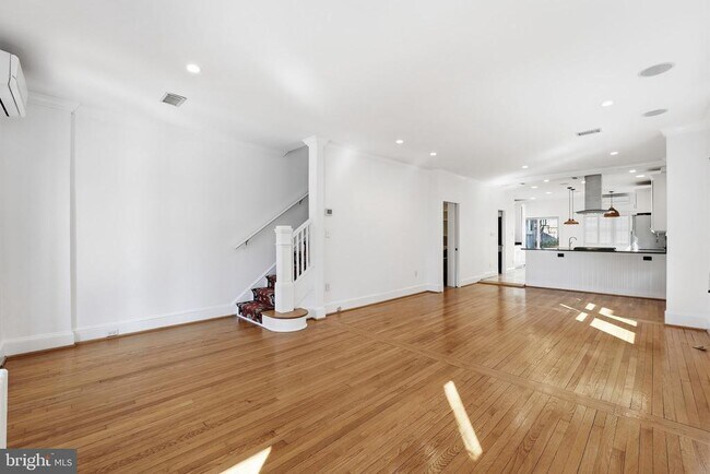 Foto del edificio - 5149 MacArthur Blvd NW