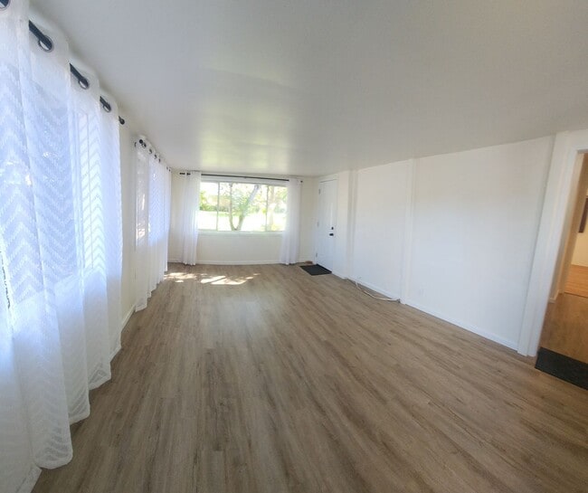 Foto del edificio - Well maintained 5 bedroom 2 bath with garage