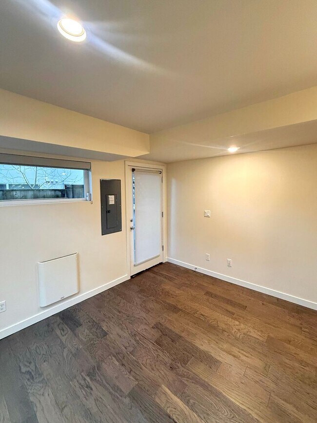 Foto del edificio - 2 Bedroom Modern Columbia City Townhome With Private Patio and Balcony – Near Light Rail