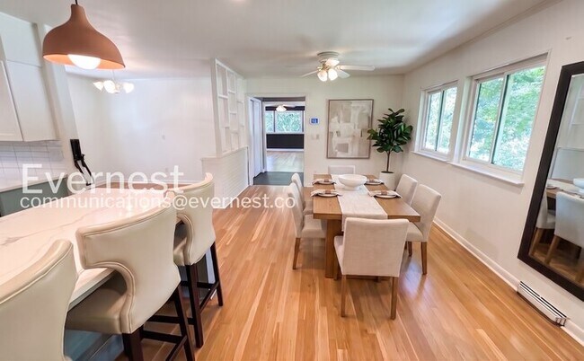 Foto del edificio - 4 Bed/2 Bath Home with Garage / Pet-Friendly / Available Now!