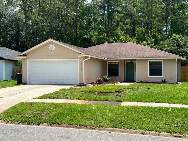 Building Photo - 3 bedroom 2 bath beauty