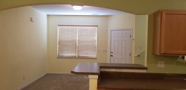 living area - 6349 Orchard Park Dr