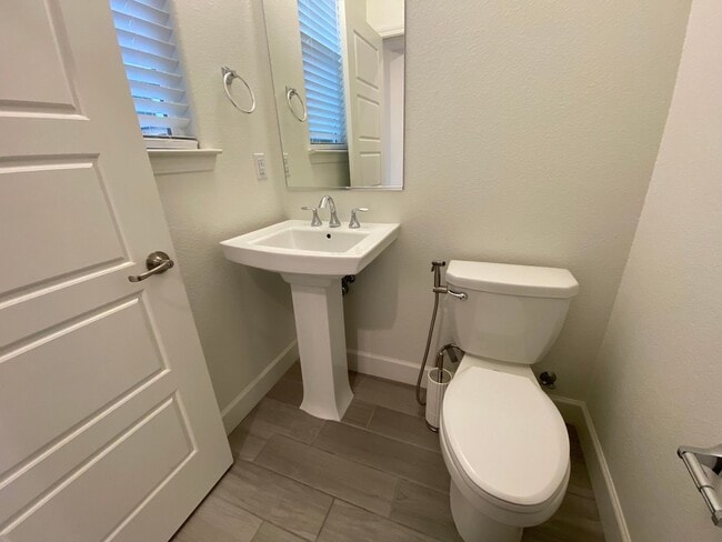 Building Photo - Gorgeous 3 bedroom 2.5 bath home in Northlake community