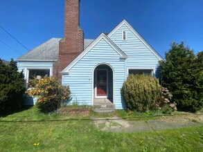 Building Photo - 1421 Lakeway Dr