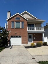 Building Photo - 227 W Pine St