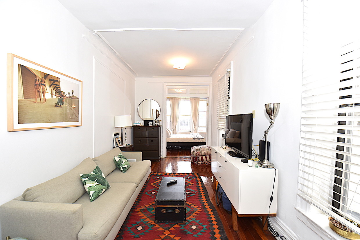 Primary Photo - 228 W 4th St