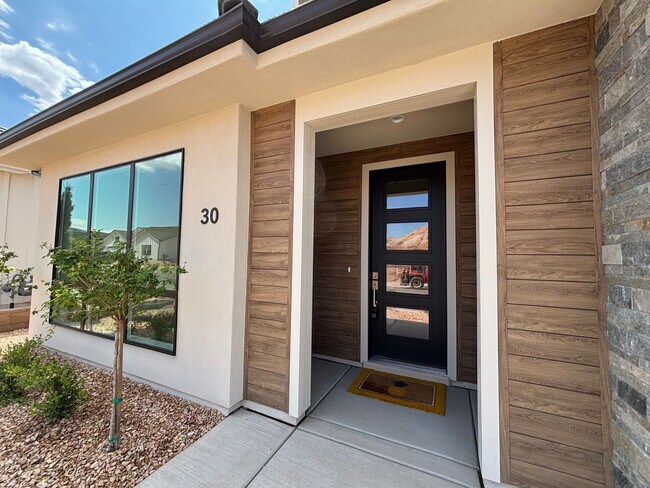 Foto del edificio - BRAND NEW 4 BEDROOM HOME OR RENT!