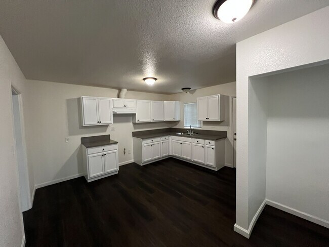 Building Photo - 235 E 47th St