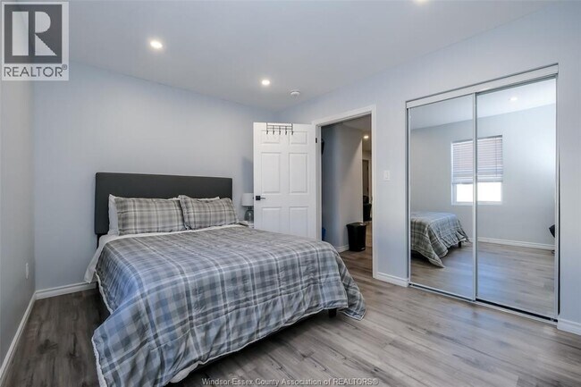 Building Photo - 493 University Ave W