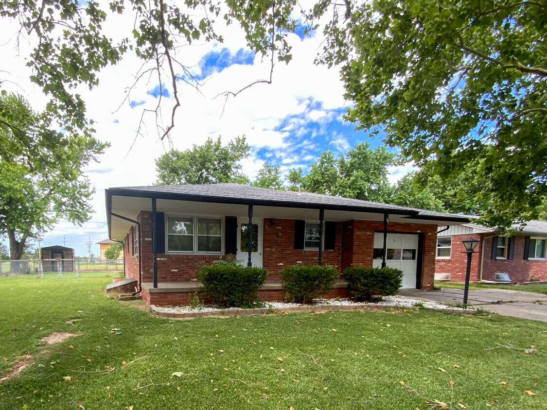 55 Meadowlark Ln, Hutchinson, KS 67502 House Rental in Hutchinson, KS