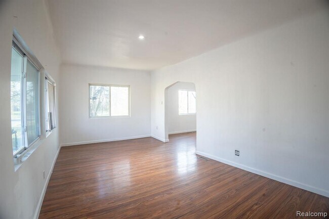 Building Photo - 12739 Hamburg St