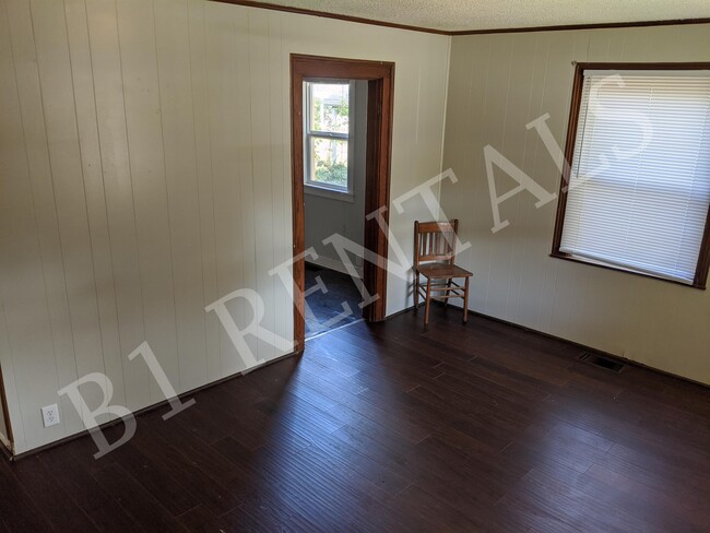 Building Photo - 724 N Elm St