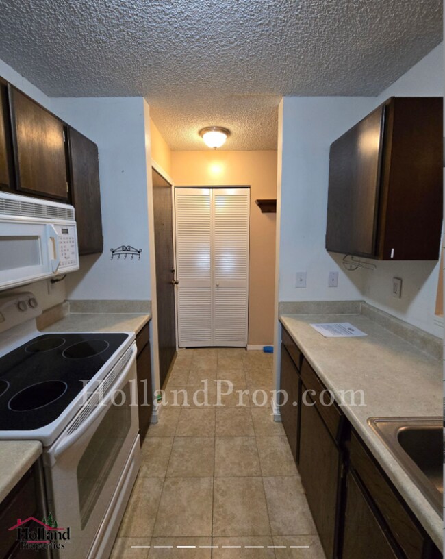 Foto del edificio - Charming 1-Bedroom Condo in a Quiet, Desirable Community ** Comimg Soon!**