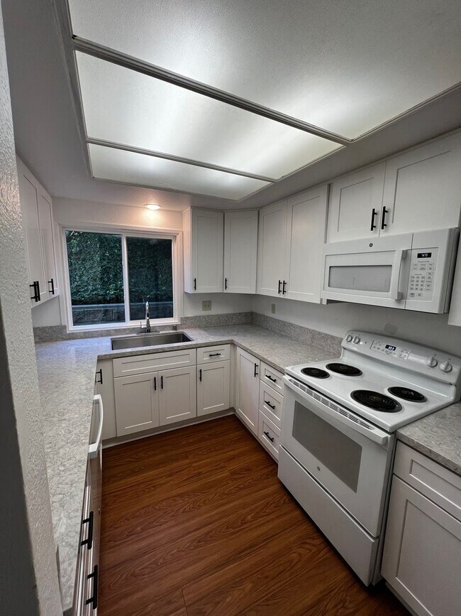 Foto del edificio - Spacious 2 BD, 2 BA Condo in University Ci...