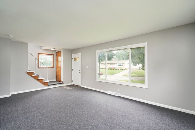 Foto del edificio - Charming 3-Bed Home with New Kitchen, Fresh Finishes & Big Backyard on a Quiet Dead-End Street