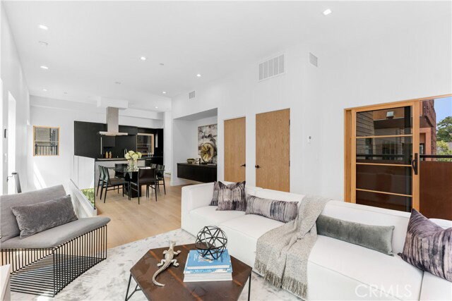 Foto del edificio - 1035 1/2 North Vista Street, West Hollywood, CA 90046 - 2 BR 3 BA house