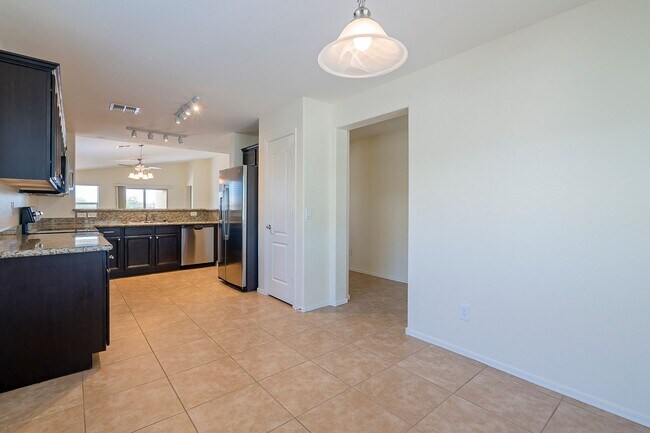 Foto del edificio - October Move in - Four Bedrooms!