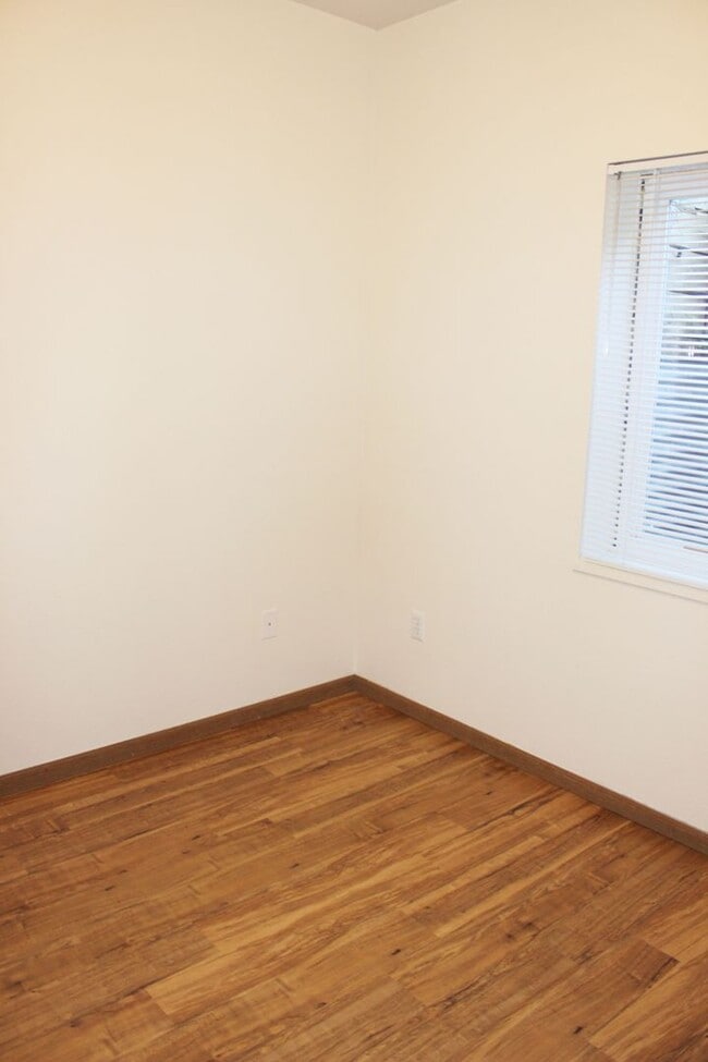 Building Photo - 526 S Whitcomb St