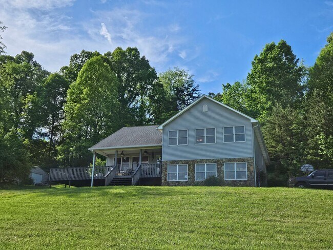 Foto del edificio - IMMACULATE TRI-LEVEL HOME IN BLUFF CITY!