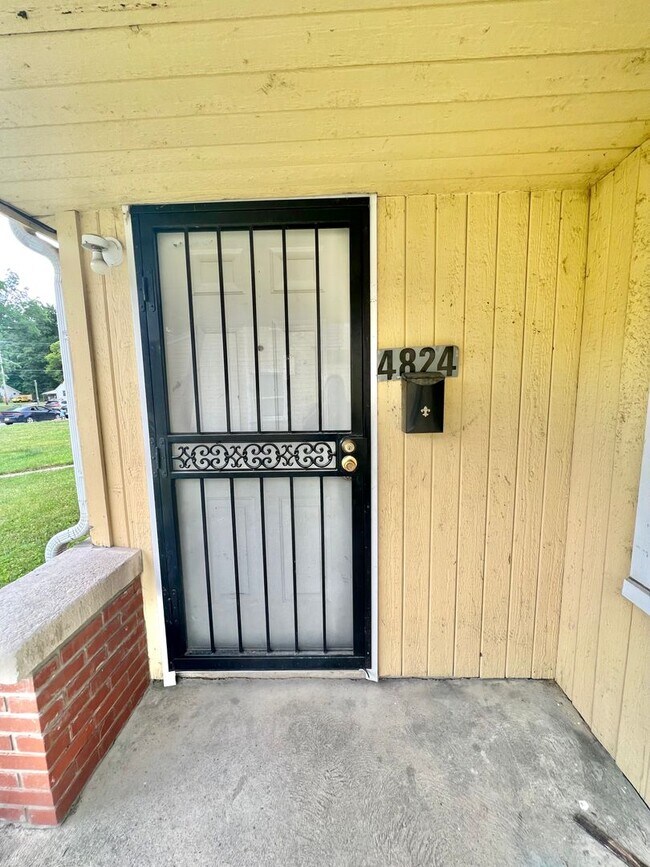 Building Photo - NEW LISTING! 3 BEDROOM DUPLEX!