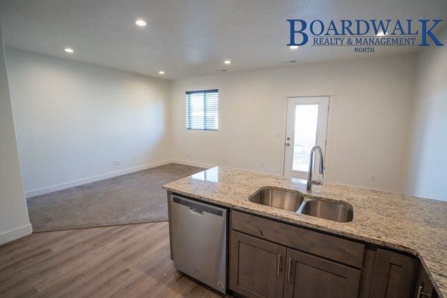 Building Photo - 440 1625 N