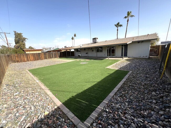 Building Photo - 740 S Allen