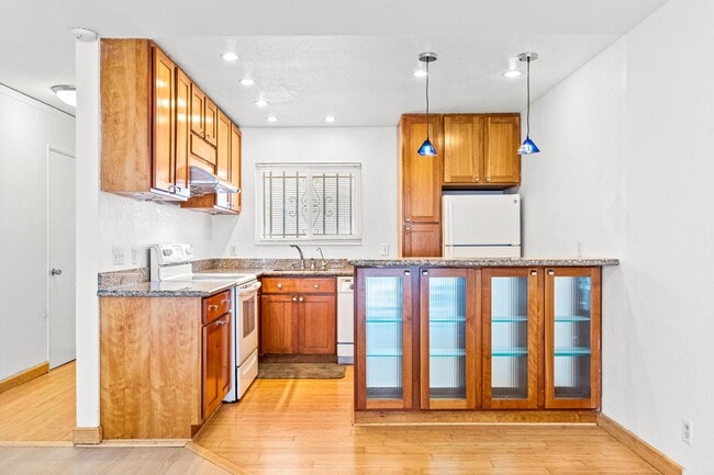 Building Photo - Lake Merritt Living: 1 Bed Condo with Pool...