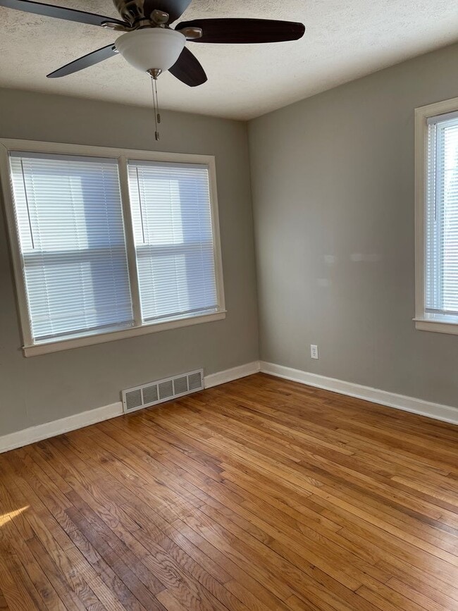 Building Photo - Dundee Village Rentals (820 N 46th St)