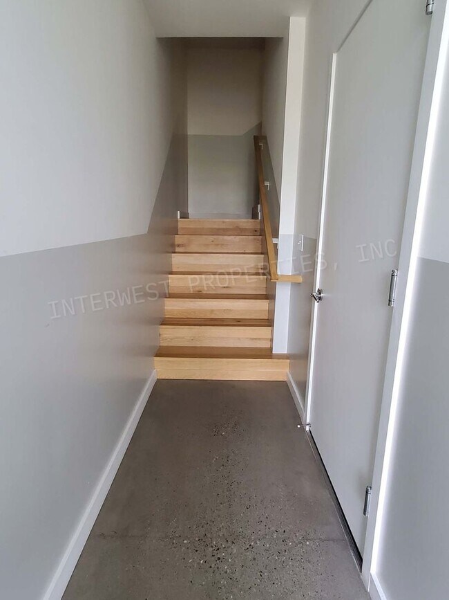 Building Photo - PERE02--*